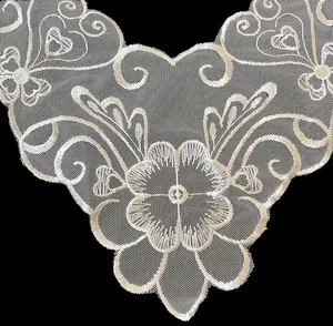 Detailansicht eines elfenbeinfarbenen Stickerei-Spitzenkragens mit edlem Blumenmuster
