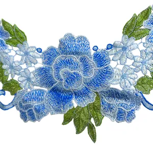 Gedetailleerde macroweergave van blauw geborduurde kanten bloemenkraagpatch met borduursel