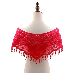 Vista detallada del chal Hanfu de encaje rojo bordado con elegantes adornos de flecos