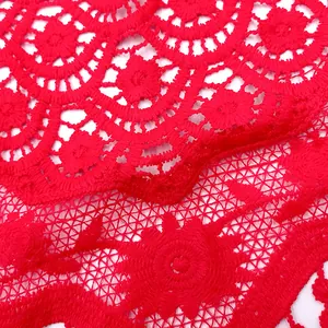 Primer plano detallado del delicado encaje rojo bordado con flores para el chal Hanfu