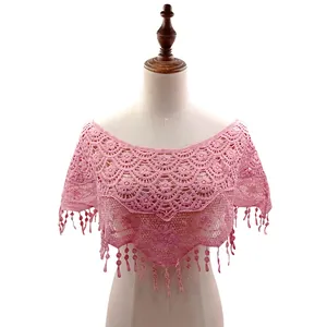 Primer plano del intrincado bordado de encaje rosa y borlas en un chal para Hanfu.