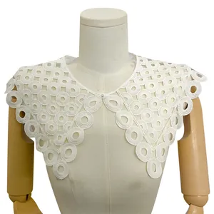 Vue détaillée d'un faux col en dentelle de soie de lait avec motifs circulaires