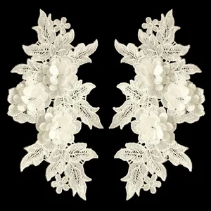 Nahaufnahme von weißen symmetrischen 3D-Spitzstickerei-Blumenaufnähern für DIY-Nähen