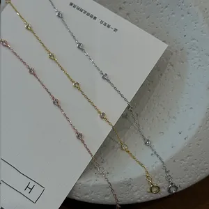 Vista macro di tre bracciali minimalisti in argento S925 in finiture rosa, oro e argento.