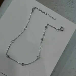 Vista dettagliata di un fine bracciale in argento S925 con diamanti incastonati a castone