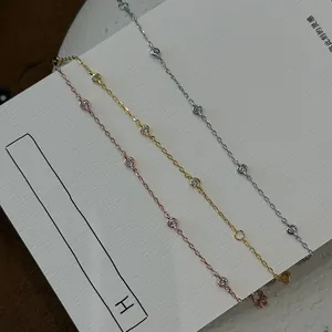 Dettaglio di tre braccialetti minimalisti in argento S925 con pietre CZ