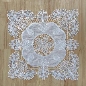 Detaillierte Ansicht des weißen bestickten quadratischen Platzdeckchens aus Spitze.