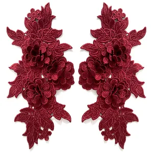 Detailansicht der 3D-Stickerei auf symmetrischen weinroten Blumen-Spitzenapplikationen