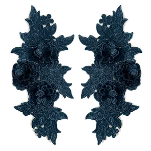 Detailansicht symmetrischer marineblauer Spitzenstickerei-Blumenaufnäher für DIY-Näh-Applikationen