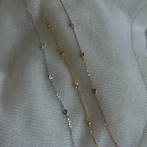 Primo piano di tre braccialetti minimalisti in argento S925 in oro, argento e oro rosa