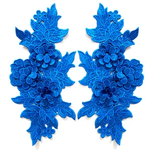 Detaillierte Textur königsblauer symmetrischer Blumen-Stickerei-Aufnäher für DIY.