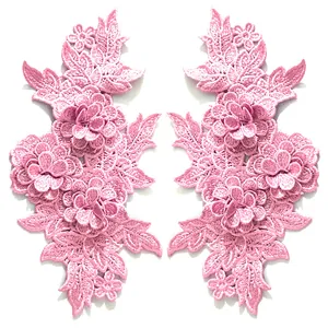 Detailansicht von zwei symmetrischen rosa 3D-Blumen-Spitzenstickereien zum Aufnähen.