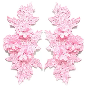 Detailansicht symmetrischer rosa 3D-Blumen-Spitzenstickereien zum Nähen und Dekorieren