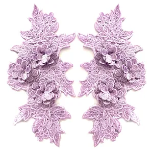 Symmetrische lavendelfarbene 3D-Blumen-Stickerei-Spitzenaufnäher für DIY-Bastelprojekte.