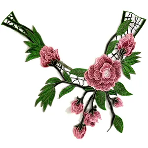 Gros plan sur un col en dentelle brodé de fleurs roses de style ethnique, détails fins