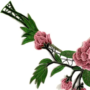 Vue détaillée d'une dentelle brodée de fleurs roses pour vêtements de style ethnique