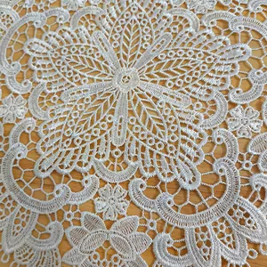 Detaillierte Nahaufnahme der feinen Textur eines weißen floralen Spitzen-Tischsets