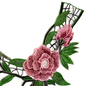 Détail rapproché du col en dentelle brodée de fleurs roses ethniques pour vêtements