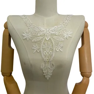 Detailansicht einer eleganten weißen bestickten floralen Spitzenkragen-Applikation für Kleidung