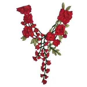 Detailansicht der aufwendigen roten Blumenstickerei auf dem ethnischen Spitzenkragen