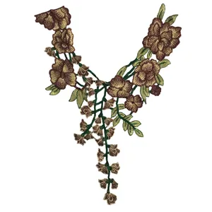 Detailaufnahme eines ethnischen floralen Stickerei-Spitzenkragens für Kleidungszubehör