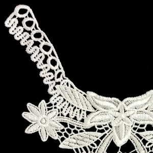 Nahaufnahme eines weißen bestickten Blumen-Spitzenkragens aus Polyester für Kleidung
