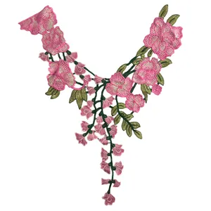 Detail des pinkfarbenen floralen Stickspitzenkragens mit schwerer Stickerei