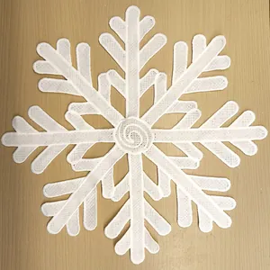 Nahaufnahme von weißem Schneeflocken-Spitzen-Untersetzer mit Stickerei