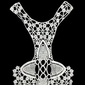 Détail du col en dentelle de soie de lait brodée blanche avec motifs ajourés complexes