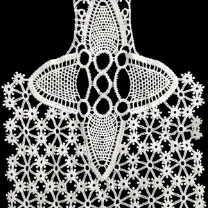 Vue rapprochée de l'applique de broderie en dentelle de soie de lait blanche pour le col