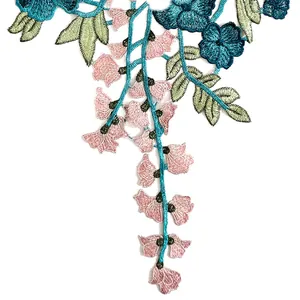 Detailansicht der schweren bunten Stickblumen auf einem wasserlöslichen Spitzenkragen