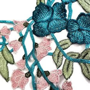 Makroansicht von mehrfarbiger schwerer Stickerei Blumen Spitze mit feinen Stichen