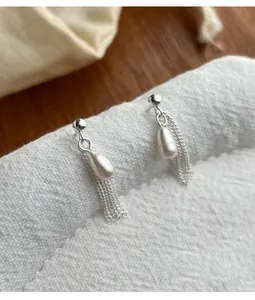 Vue détaillée des boucles d'oreilles en argent S925 avec perles et glands à chaînes