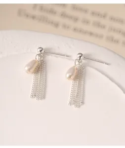 Vue détaillée de boucles d'oreilles en argent S925 avec perles et pompons de chaîne
