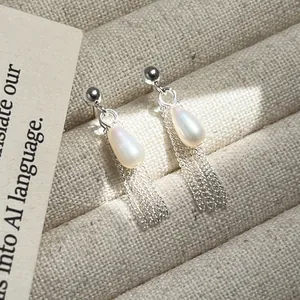 Boucles d'oreilles élégantes en argent s925 avec perles naturelles et pompons chaînes.