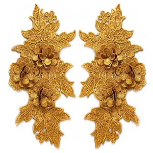 Detailansicht symmetrischer goldener Stickerei-Blumenpatches für DIY-Kleidungsklebung.