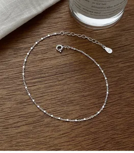 Detail eines 925er Sterlingsilber Fußkettchens mit minimalistischem Quadratperlen-Design