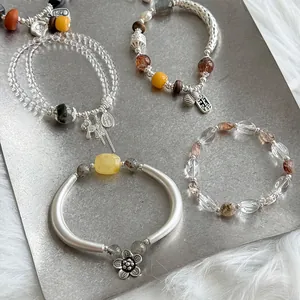 Colección de pulseras artesanales de plata S925 y cristal natural con elegantes dijes