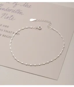 Detailansicht eines Fußkettchens aus 925er Sterlingsilber mit kleinen quadratischen Perlen