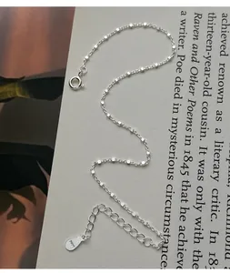 Makro-Detail einer 925er Sterlingsilber-Fußkette mit quadratischen Gliederketten