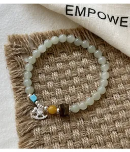 Detailansicht des Armbands aus Hetian-Jade mit Silber-Pferdchen und Adlerholzperlen