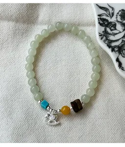 Detail von handgemachtem 925 Silber Schaukelpferd Anhänger an Jade und Bernstein Armband