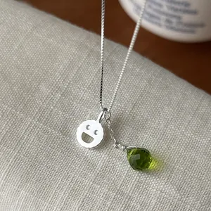 Collana in argento S925 con faccina sorridente e pendente a goccia in cristallo verde, elegante