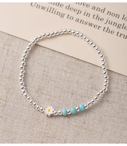 Vue détaillée d'un bracelet en argent sterling 925 avec marguerite et perles turquoises