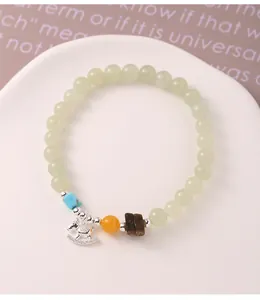 Nahaufnahme eines handgefertigten Jade-Perlenarmbands mit Schaukelpferd aus 925 Silber