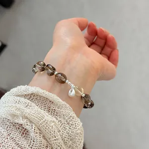 Vista detallada de una pulsera de plata S925 con cuentas de cuarzo ahumado y una perla