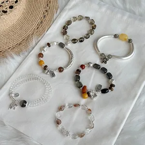 Vista detallada de la colección de pulseras de plata S925 y cristales naturales
