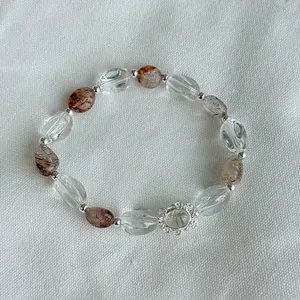 Detalle de elegante pulsera de plata s925 hecha a mano con cuentas de cuarzo natural