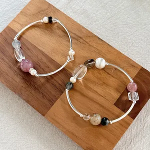 Vista detallada de pulseras en plata de ley 925 con cristales de colores y perlas naturales