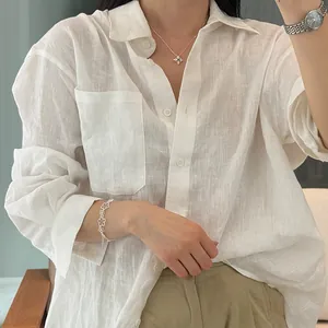 Primo piano di collana e braccialetto iris in argento S925 indossati da una modella
